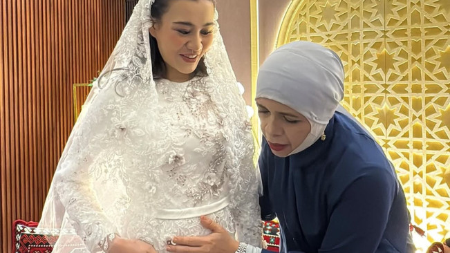 5 Foto Geni Faruk Mengelus Perut Hamil Aaliyah Massaid